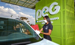 cliente retirando o seu pedido no carro no PEG no Parque D. Pedro Shopping