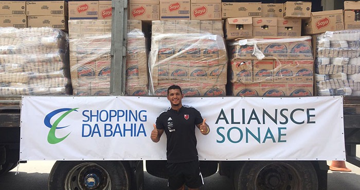 O atleta olímpico Izaquias Queiroz, recebendo as doações da Aliansce Sonae e do Shopping da Bahia para as vítimas das chuvas da Bahia.