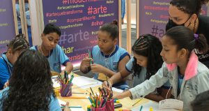 Crianças na exposição da ArtRio Educação no Shopping Grande Rio