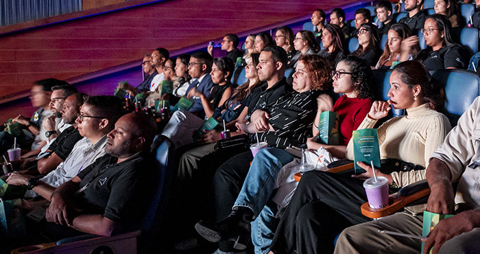 Colaboradores da ALLOS no cinema assistindo o documentário Pequena África